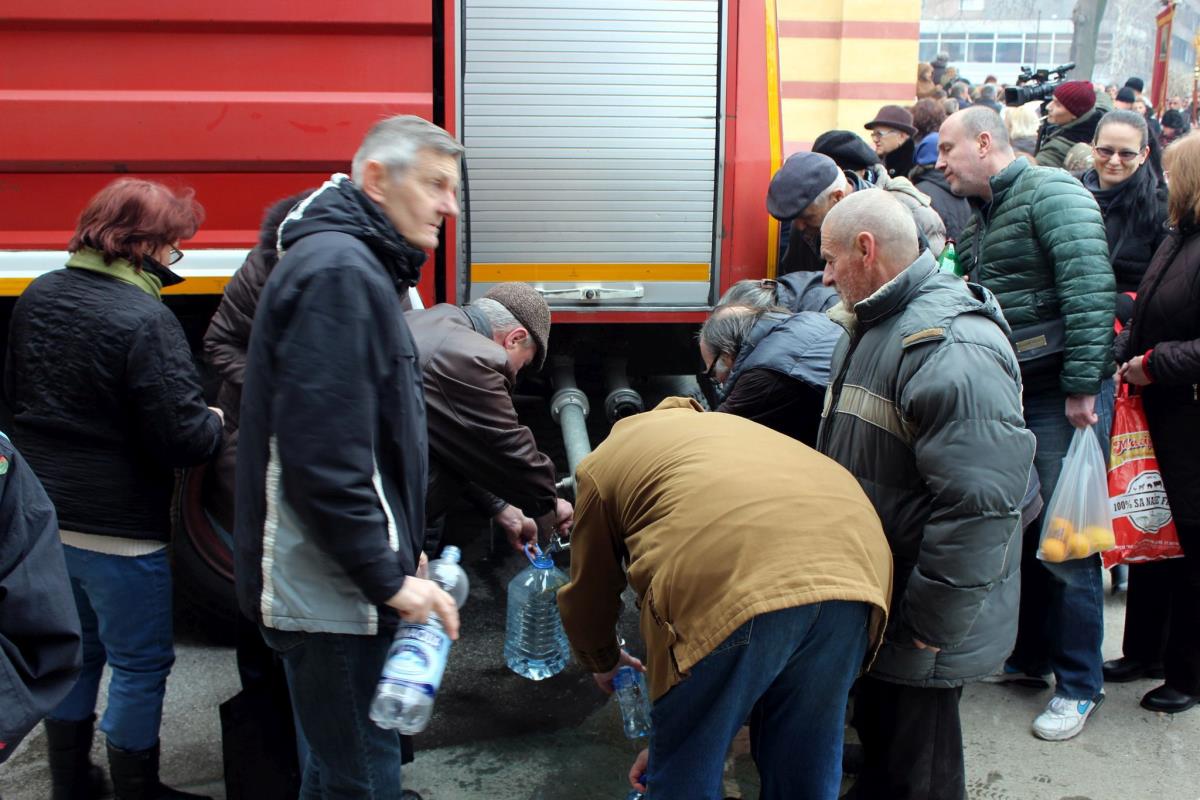 bogojavljenje-jagodina-bogojavljenska-vodica-cisterna-foto-tanjug-dusan-anicic-4.jpg