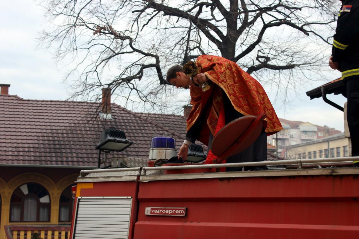bogojavljenje-jagodina-bogojavljenska-vodica-cisterna-foto-tanjug-dusan-anicic-8.jpg