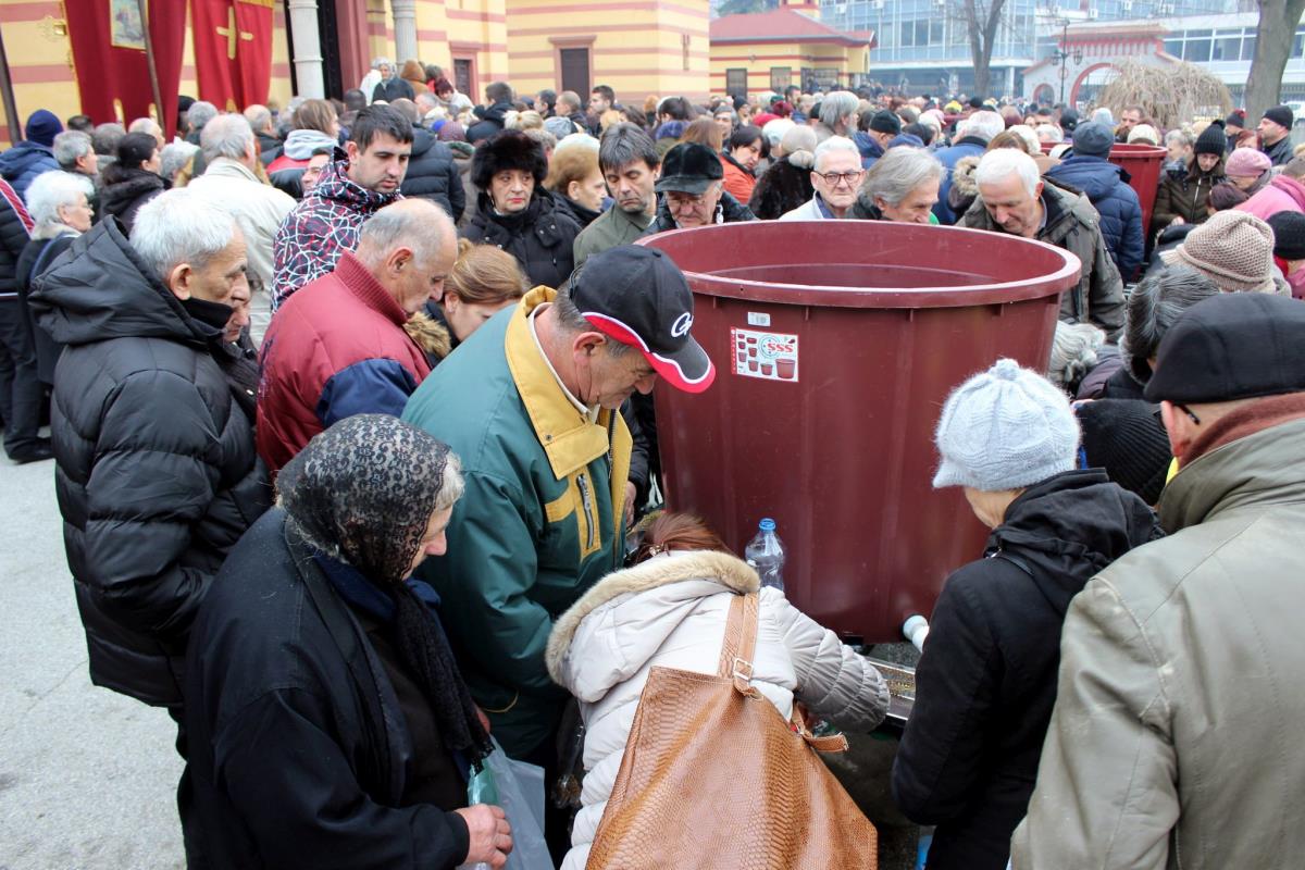 bogojavljenje-jagodina-bogojavljenska-vodica-cisterna-foto-tanjug-dusan-anicic-3.jpg