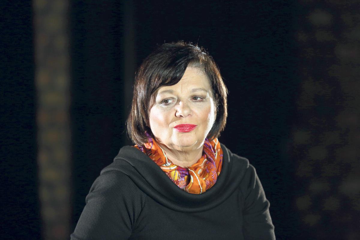 Jelica Sretenović u crnom sa šarenom maramom oko vrata