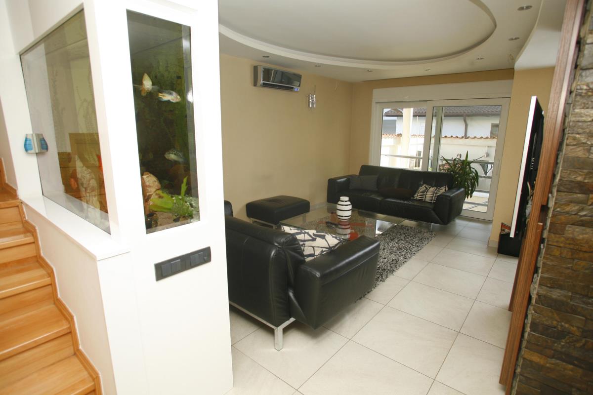 BOBAN POSKIDAO SVAROVSKI KRISTALE DA SE OSETI PORODIČNA ATMOSFERA? ZATO SE NOSE ARMANIJEVI BADE MANTILI! Ovo je parče raja na Senjaku koje je pripadalo Dragani Mirković! (FOTO)