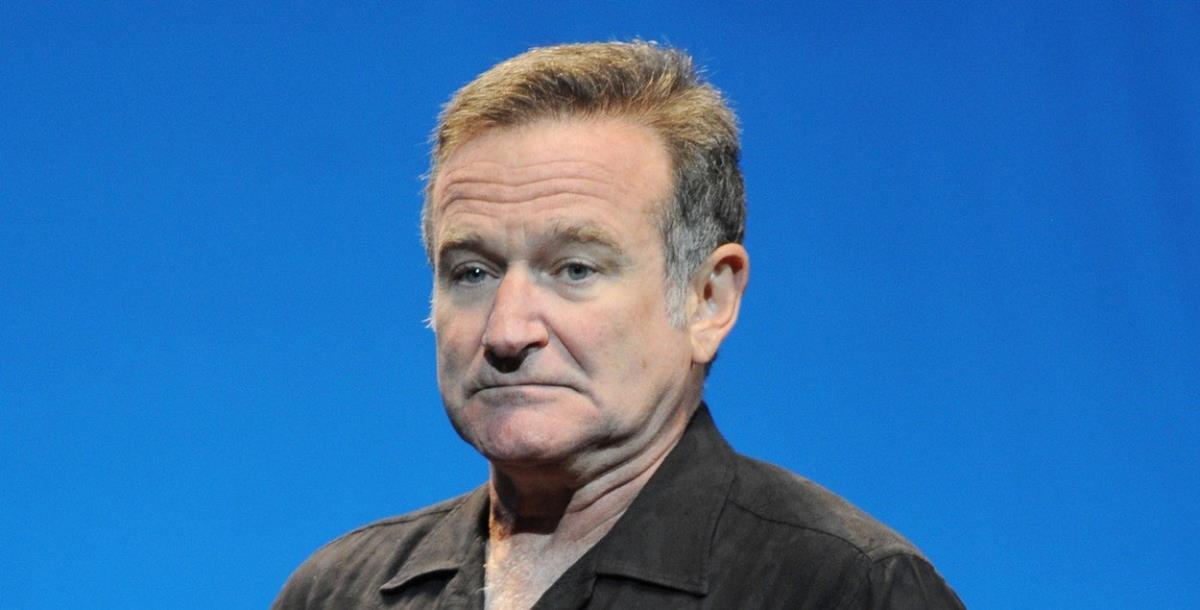 Robin Vilijams u crnoj košulji sa tužnim izrazem lica