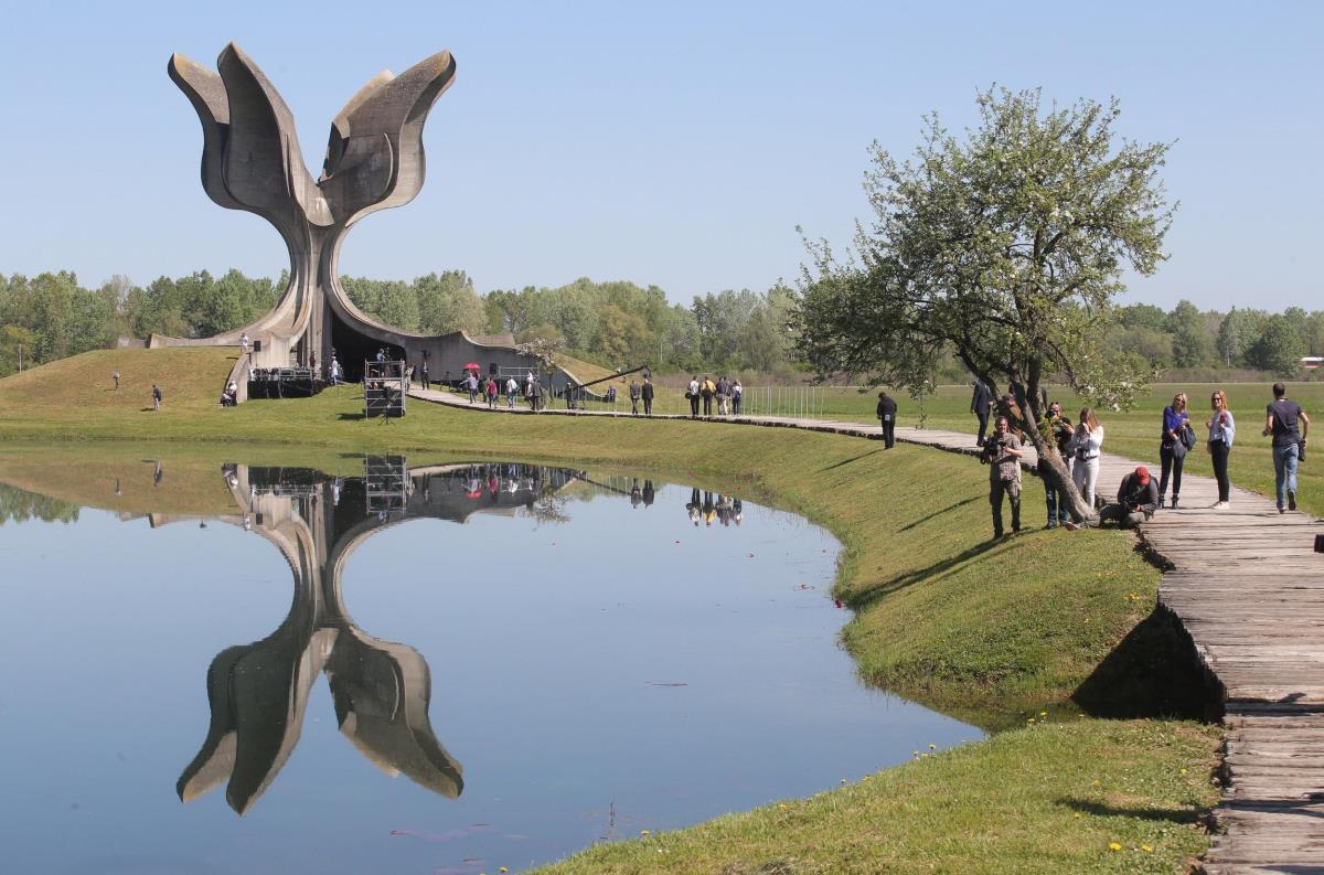 Spomenik na mestu nekadašnjeg logora Jasenovac gde je pobijeno više stotina hiljada Srba