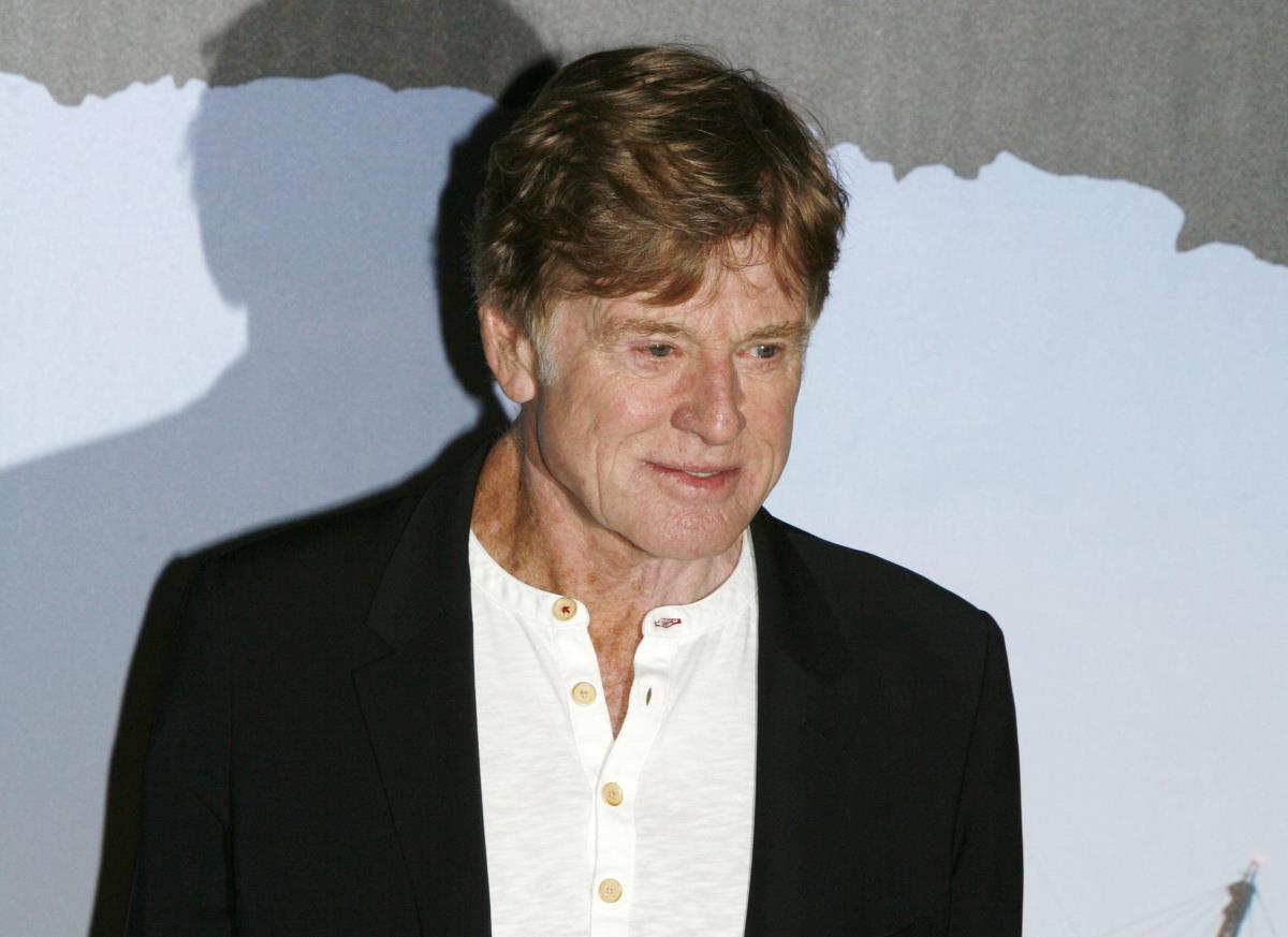 Robert Redford u crnom sakou i beloj majici