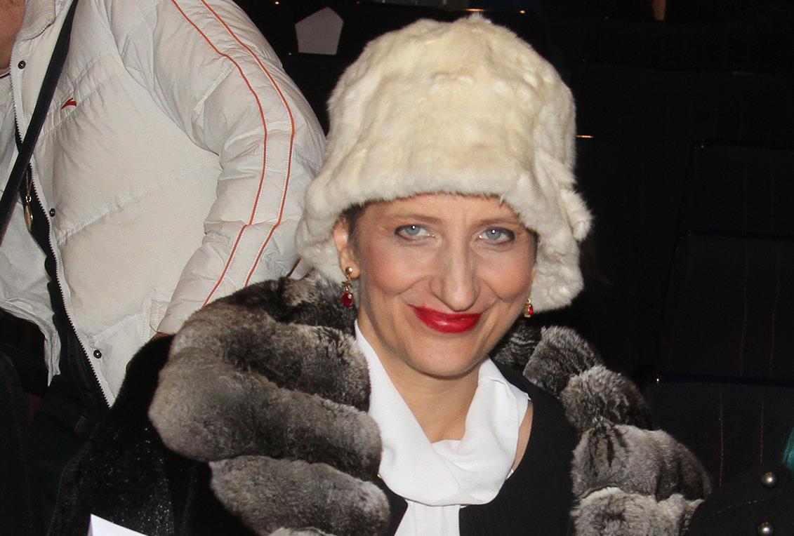 Isidora Bjelica sa belom šubarom