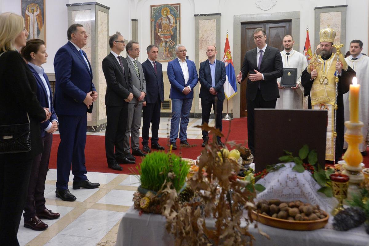 vucic-badnji-dan-badnjak-unosenje-predsednistvo-foto-tanjug-zoran-zestic-1.jpg