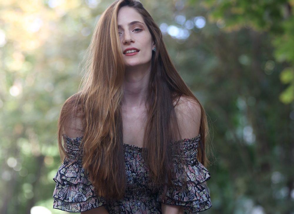 Marija Bergam pozira u cvetnoj haljini