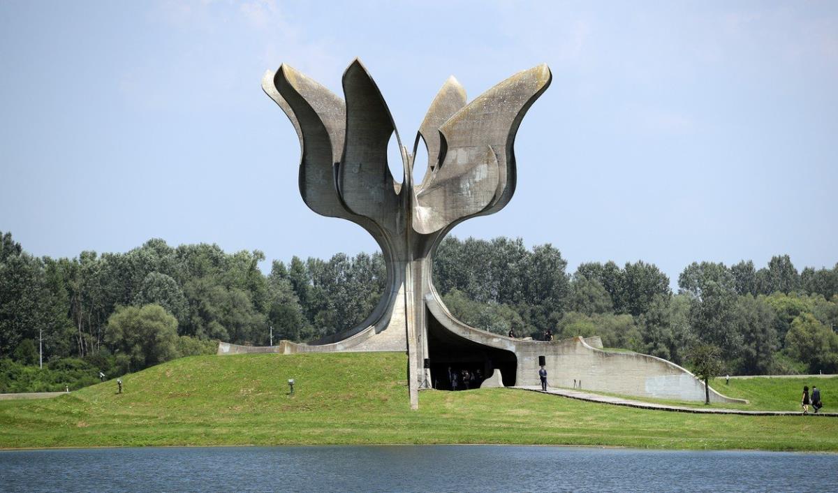 Spomenik na mestu nekadašnjeg logora Jasenovac gde je pobijeno više stotina hiljada Srba