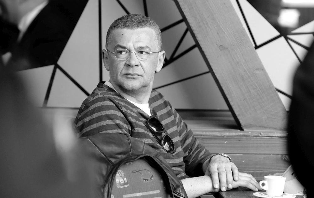 Nebojša Glogovac u prugastoj majici sa naočarima, crno bela fotografija