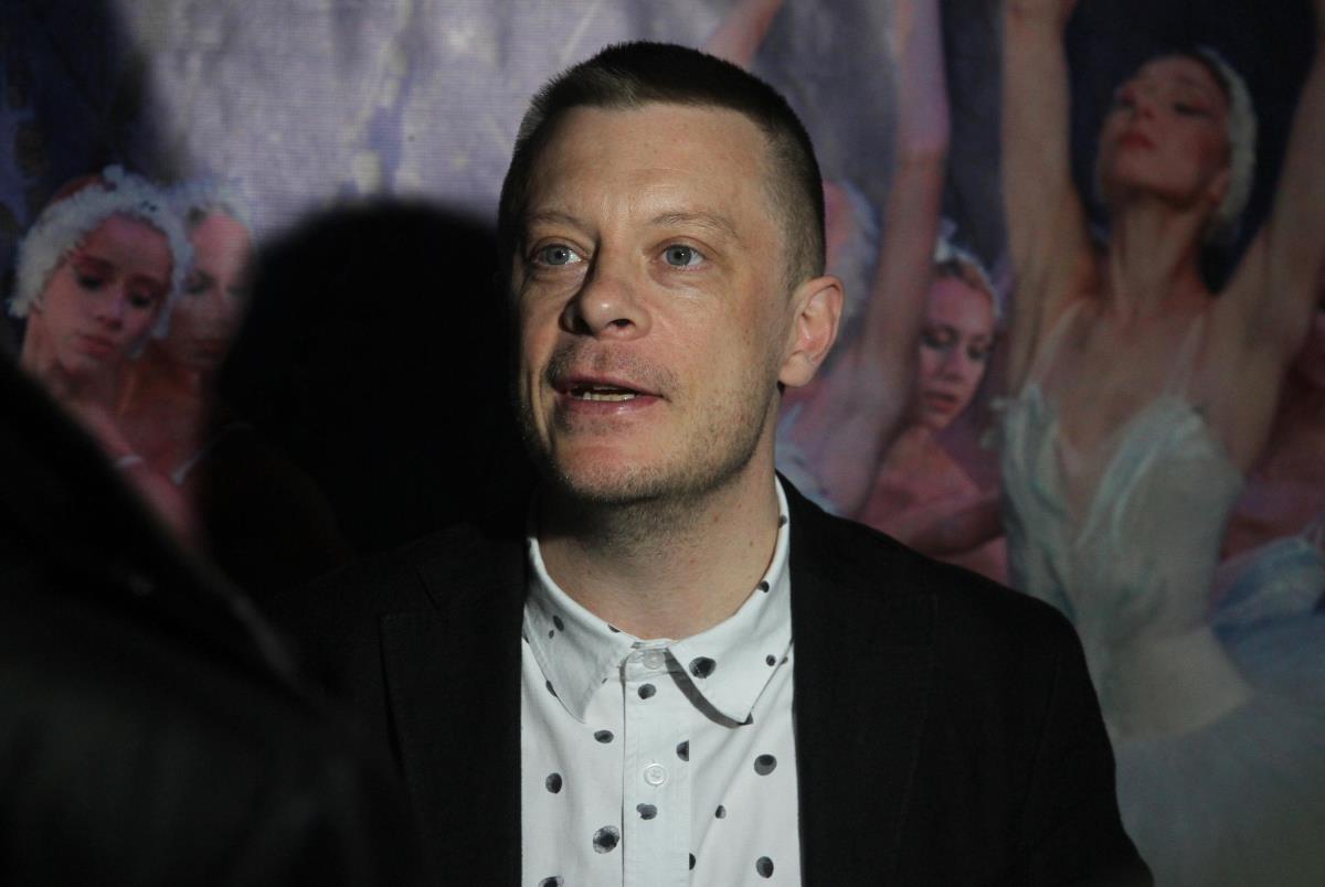 Matija Dedić u sakou i beloj košulji na crne tufne