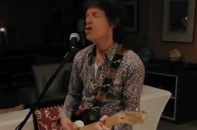 Mik Džeger peva i svira gitaru