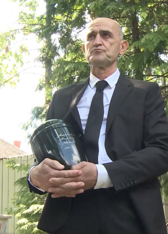 mira-markovic-slobodan-bulatovic-sahrana-urna-pozarevac-foto-facebook-printscreen-2.jpg