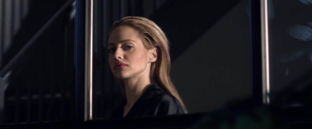 Britani Marfi skroz u crnom zalizane kose