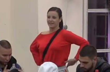 "BILO JE ŠOKANTNIH PRIZORA ŽENE OSTAVLJAJU..." Pevačica napustila rijaliti, pa otkrila sve o HIGIJENI u kući: Muškarci su čistiji!