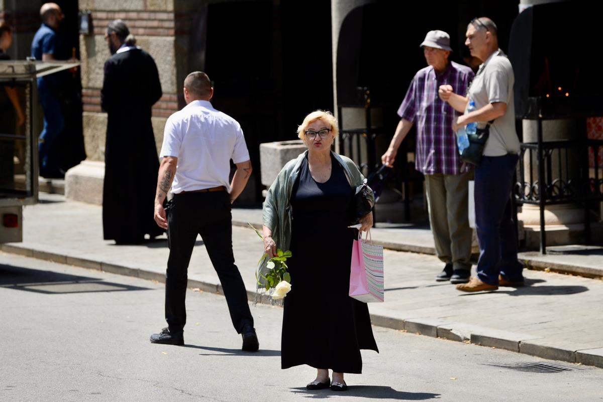 PEVAČICA NA SAHRANI ŽIŽE STOJANOVIĆ OSTALA SKAMENJENA OD PRIZORA: Srce mi je stalo u trenutku kad sam UŠLA U KAPELU... Tužni kadrovi