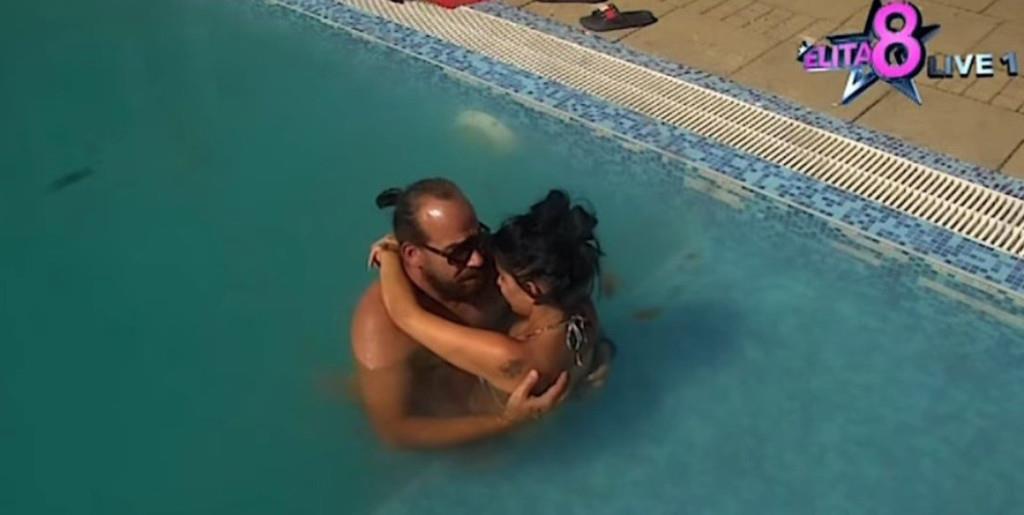 SAMO ŠTO NE PADNE INTIMNI ČIN PRED SVIMA! Vreli dodiri usred bela dana: Haos u Eliti