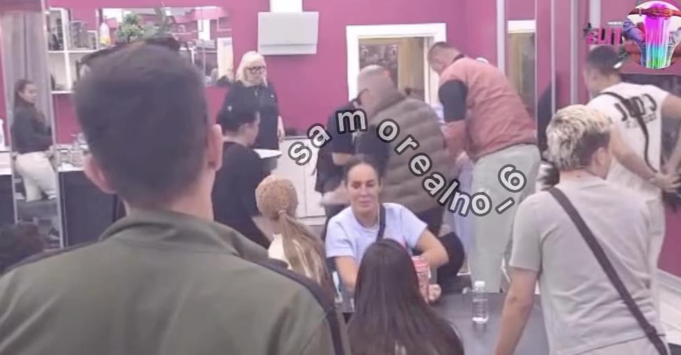 MASOVNA TUČA U ELITI 9! Asmin gurnuo Aneli, ona tresnula o pod, a onda je krenulo pesničenje: Ne zna se ko koga bije, voditeljka prestravljena kuka (VIDEO)