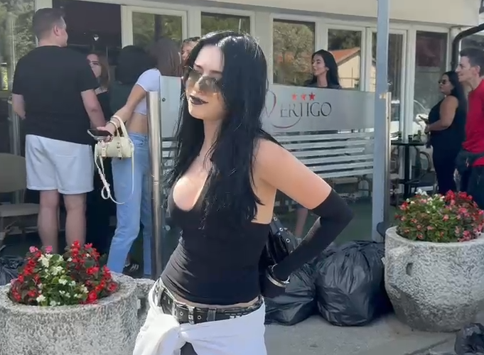 BISEKSUALKA STIGLA MAMURNA I DEKOLTEOM DO PUPKA! Milica Vidaković napravila pometnju pred ulazak u Elitu 10